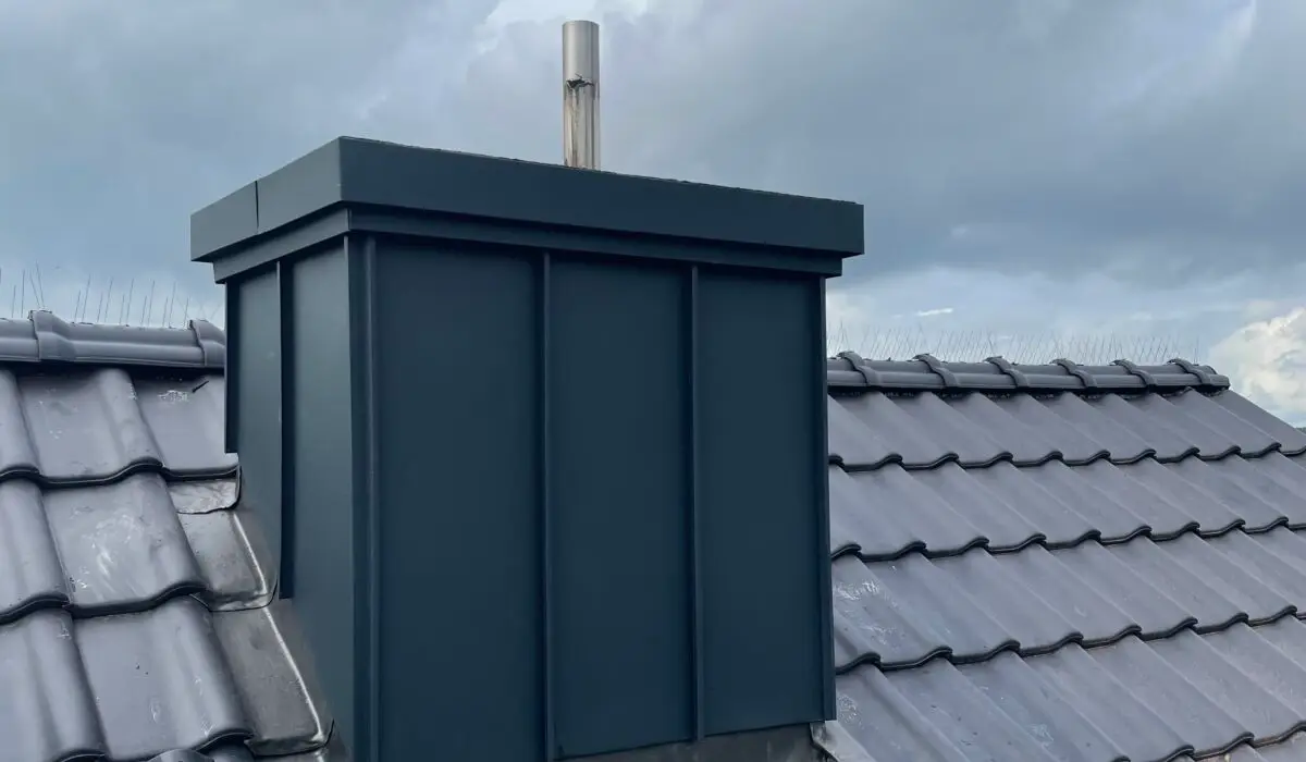 Schornstein mit Bekleidung im Winkelstehfalzverfahren